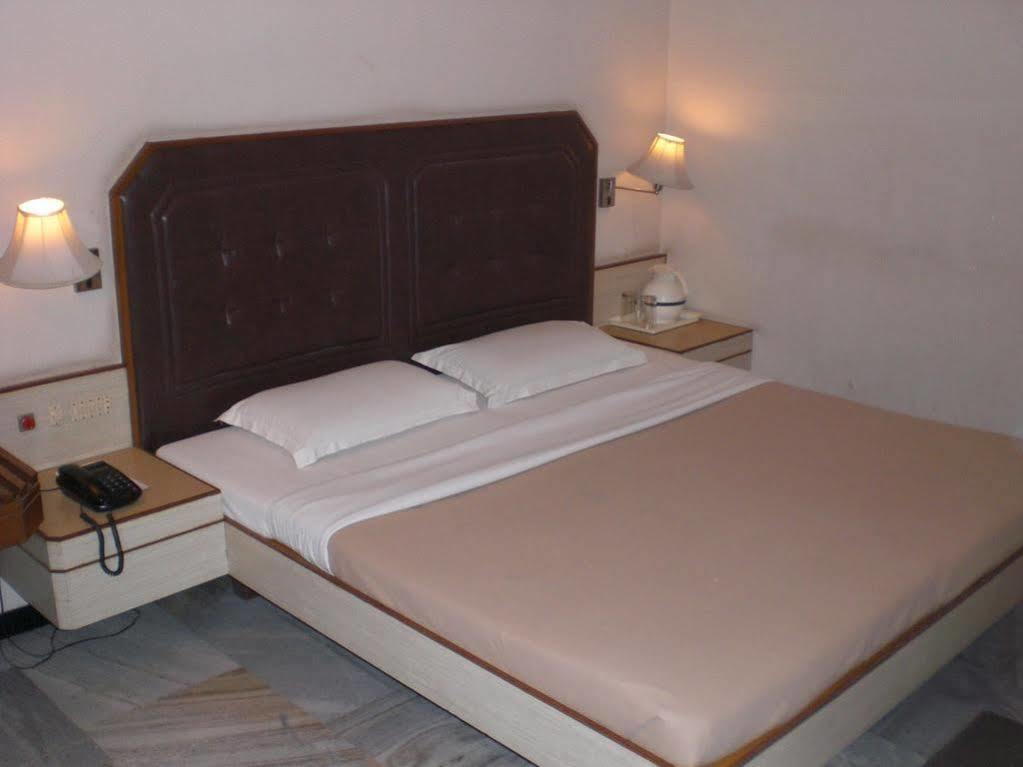 Hotel Padmam Madurai Eksteriør billede